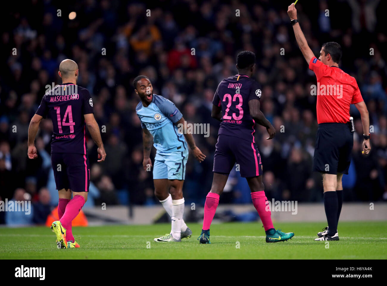 Manchester Citys Raheem Sterling reagiert, nachdem er unter die Herausforderung von Barcelonas Samuel Umtiti sinkt und ist dann für das Tauchen in der UEFA Champions League-Spiel im Etihad Stadium Manchester gebucht. Stockfoto