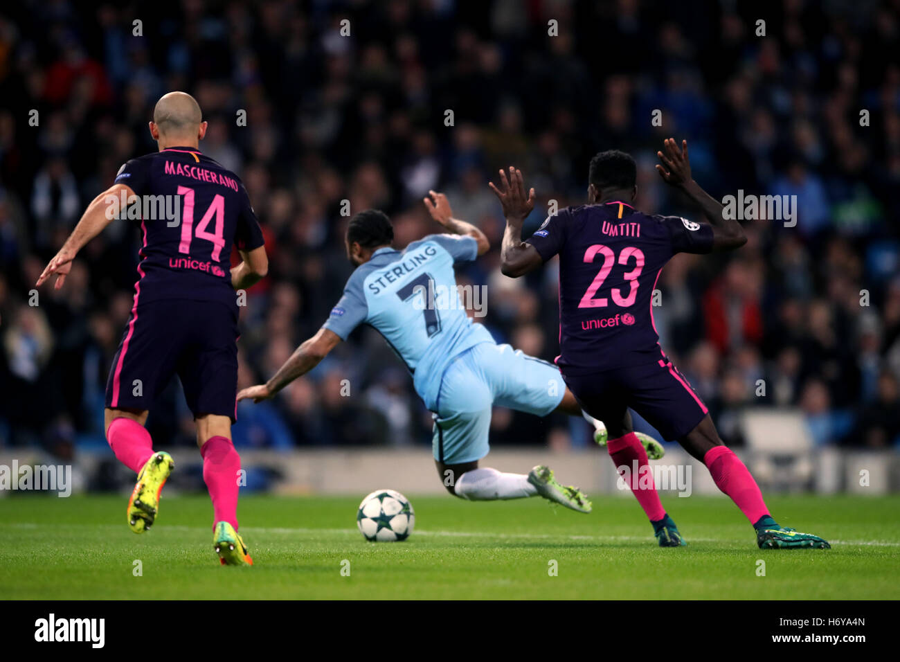 Manchester Citys Raheem Sterling sinkt unter die Herausforderung von Barcelonas Samuel Umtiti und ist dann für das Tauchen in der UEFA Champions League-Spiel im Etihad Stadium Manchester gebucht. Stockfoto