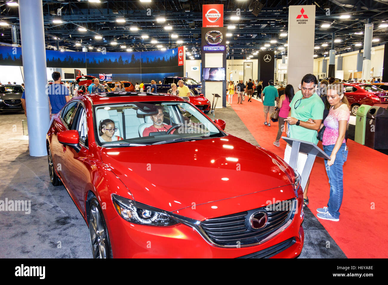 Miami Beach Florida, Convention Center, Zentrum, innen, Internationale Auto Show, neue Modelle, Shopping Shopper Shopper Shop Shops Markt Märkte ma Stockfoto