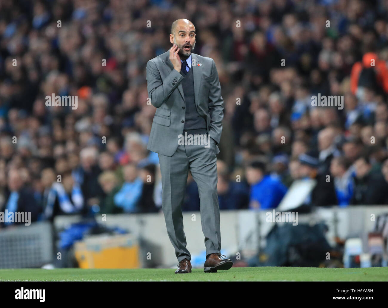 Manchester City Manager Pep Guardiola Gesten an der Seitenlinie während der UEFA Champions League match bei Etihad Stadium, Manchester. Stockfoto Manchester City Manager Pep Guardiola Gesten an der Seitenlinie während der UEFA Champions League match bei Etihad Stadium, Manchester. Stockfoto