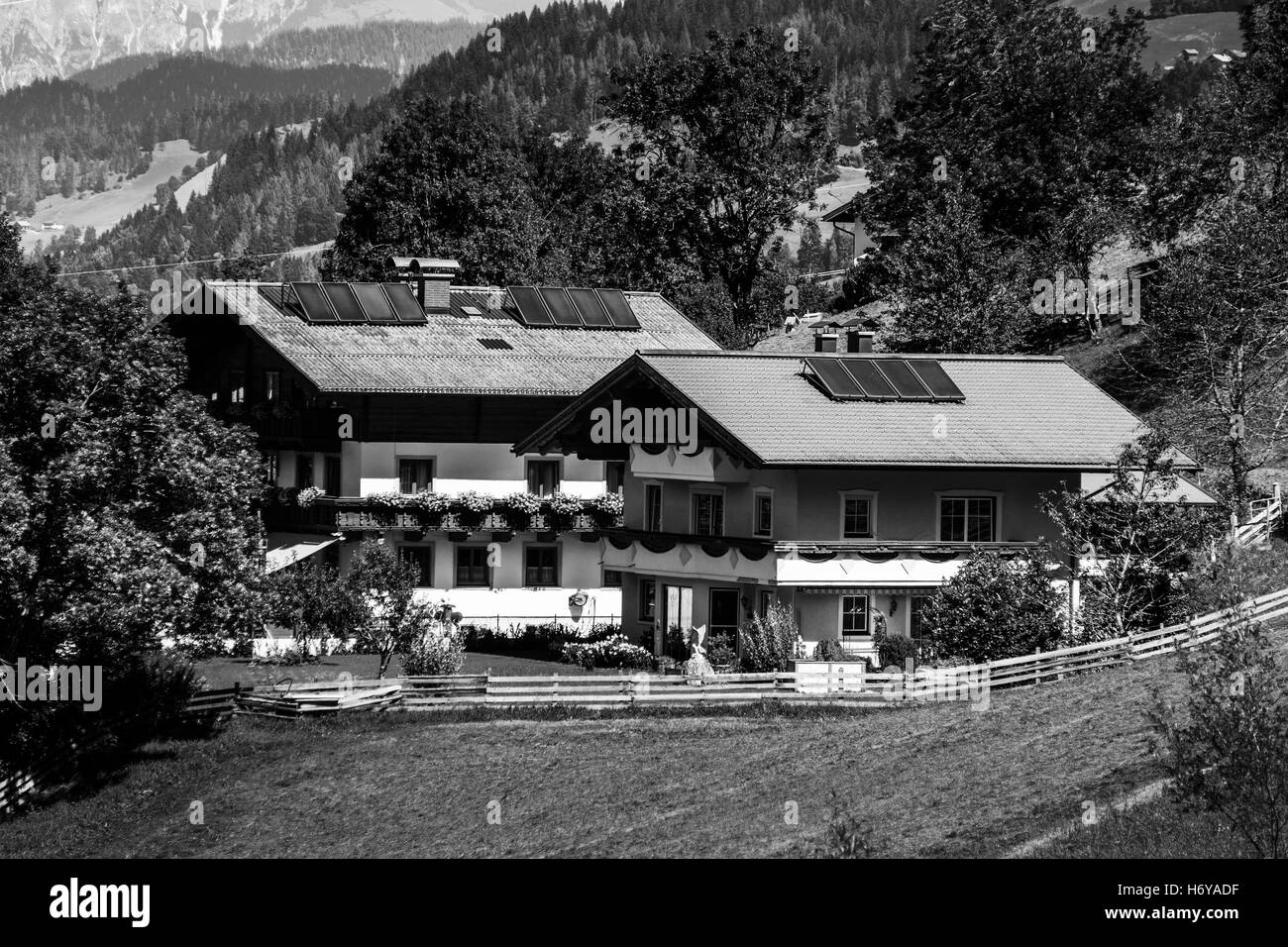 Gästehaus in ruhiger Lage, Berge und Natur, Österreich, Tourismus-Konzept Stockfoto