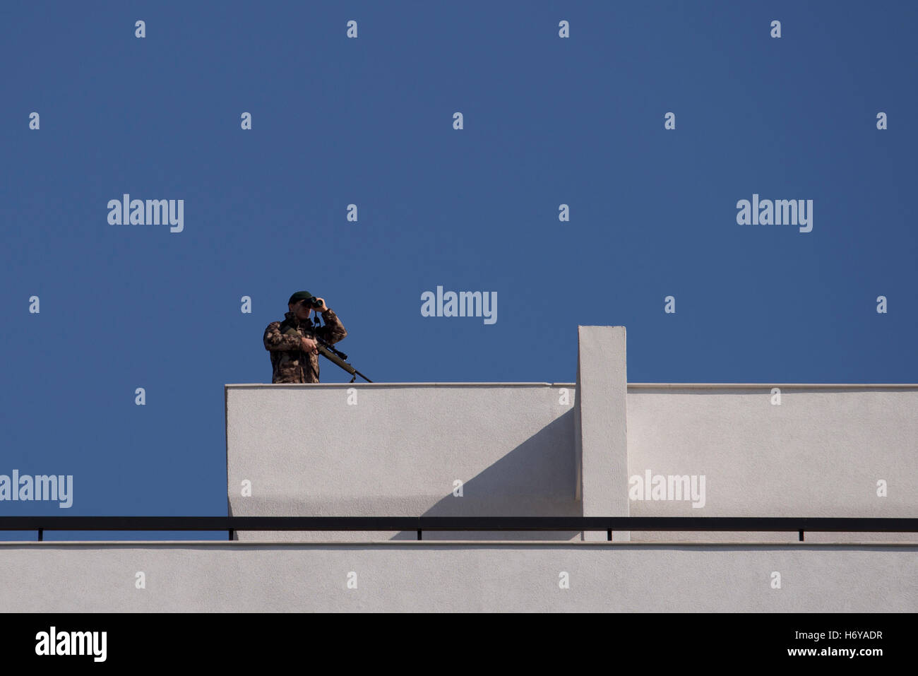 Izmir, Türkei - 29. Oktober 2016. Am 29. Oktober gibt Zeremonie in Alsancak Cumhuriyet Platz es einen Sniper Polizei auf dem Dach Stockfoto