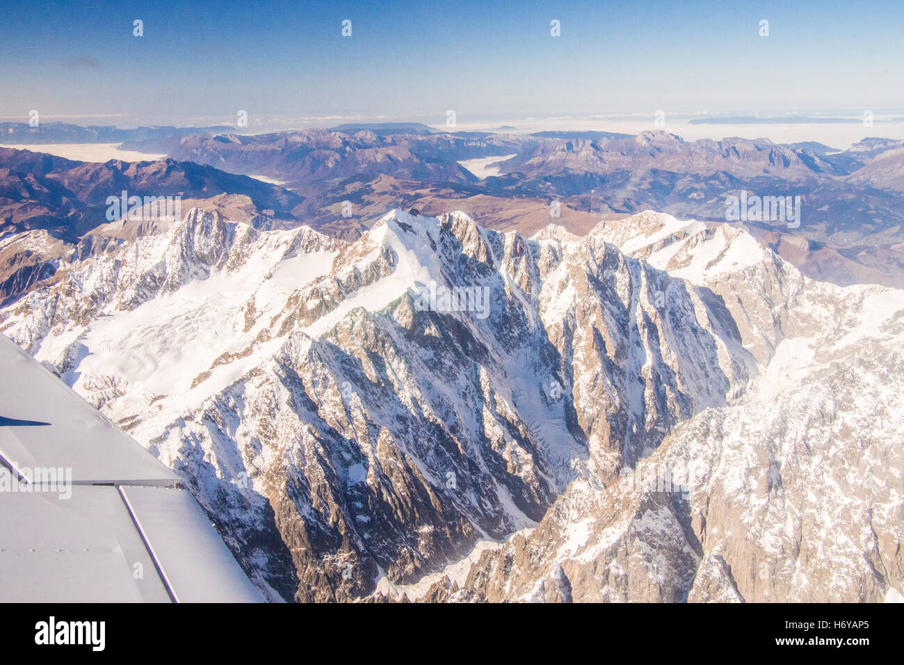 Berge und Landschaften wie aus einem Leichtflugzeug-Flug vom Flughafen Aosta, Aostatal, Italien zu sehen. Stockfoto