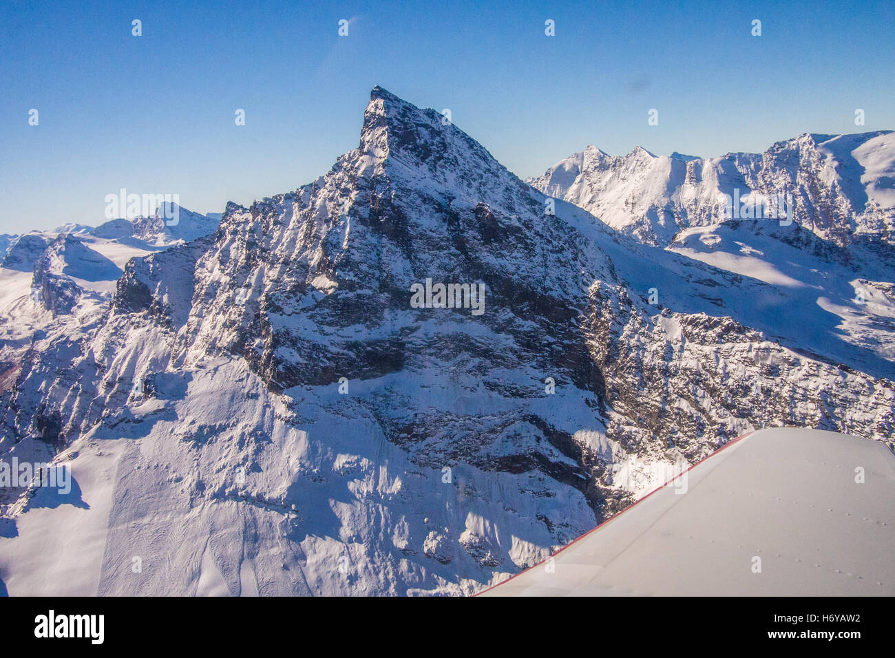 Cervino / Matterhorn Berg an der italienisch/schweizerischen Grenze aus Sicht eines Leichtflugzeugs, Aostatal, Italien. Stockfoto