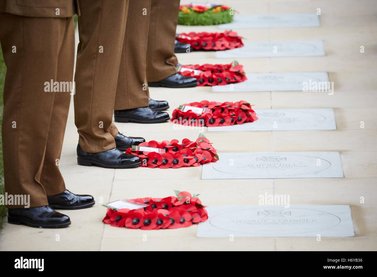 Erinnerung Mohn Kränze Kunstblumen Gedenken des Militärs starb militärische Kriegsveteranen Gedenken Soldaten Stockfoto