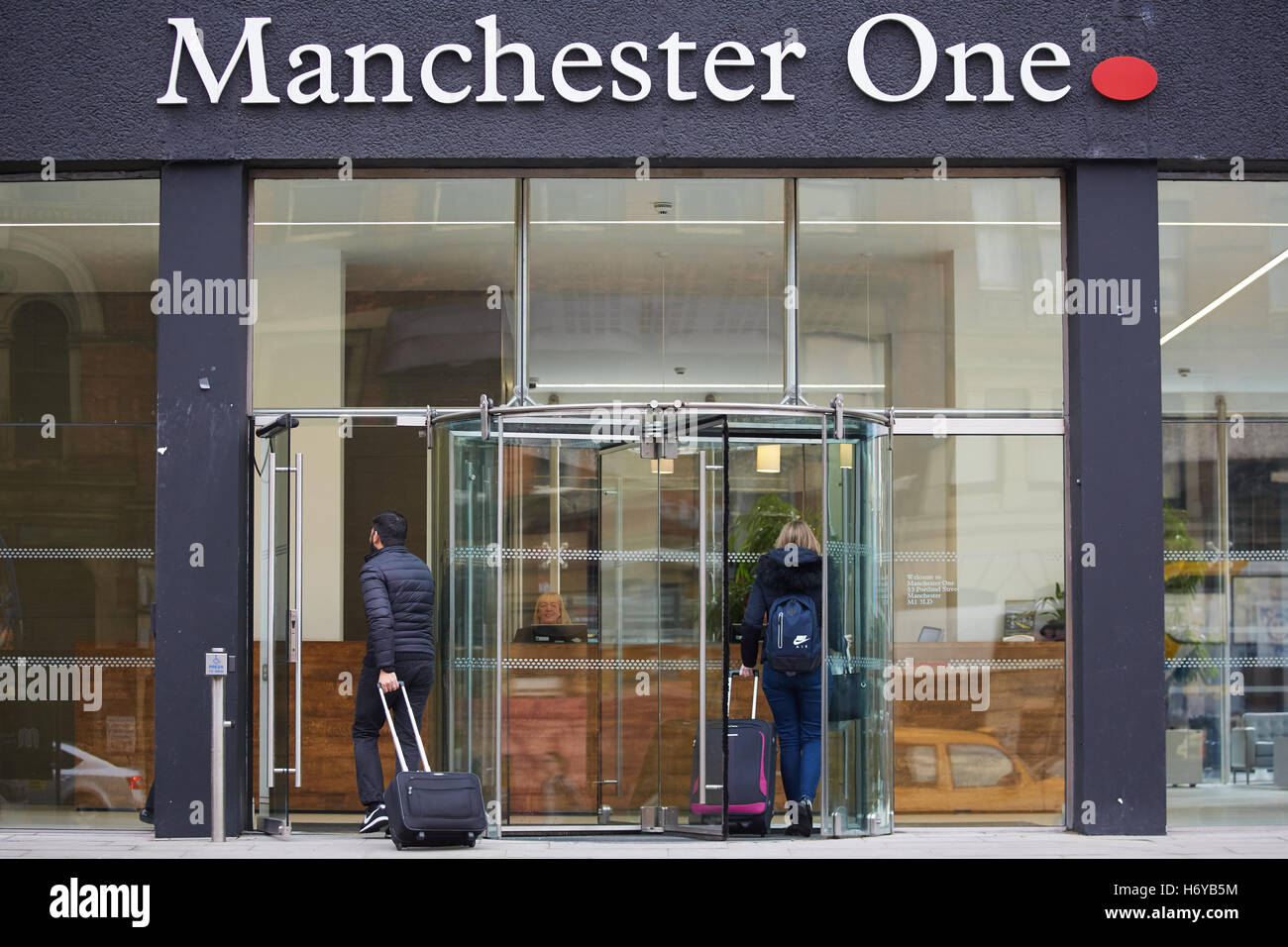 Ein Manchester Büro Eingangstüren Zeichen Raum Büroentwicklung entwickelt lassen kleine mittelständische große Unternehmen Unternehmen SP Stockfoto