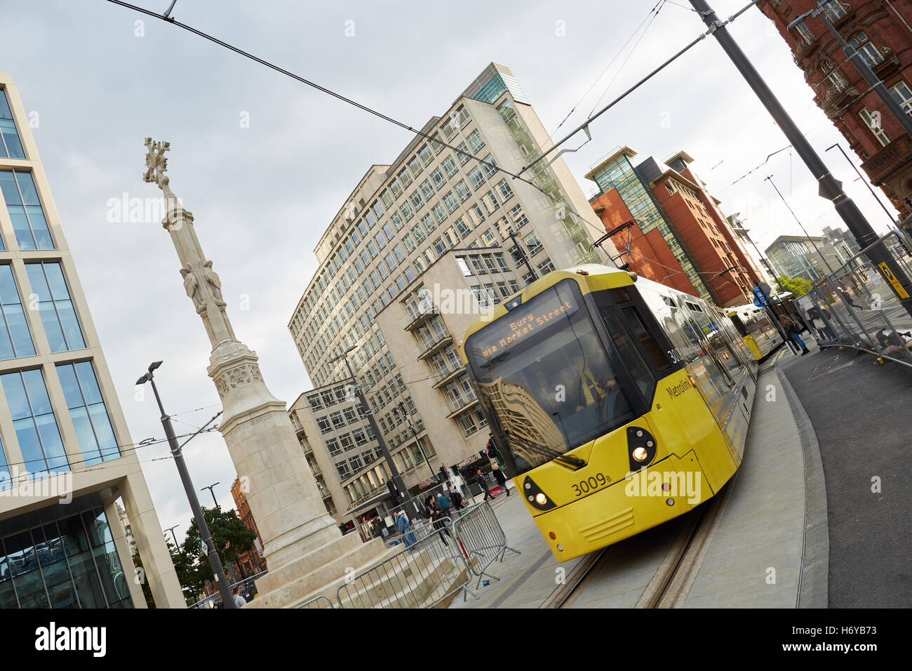 Manchester Metrolonk Straßenbahnen vorbei Annäherung an der zweiten Kreuzung Peter Street Square Straßenbahn Metrolink Licht Schiene schnelle pendeln Stockfoto