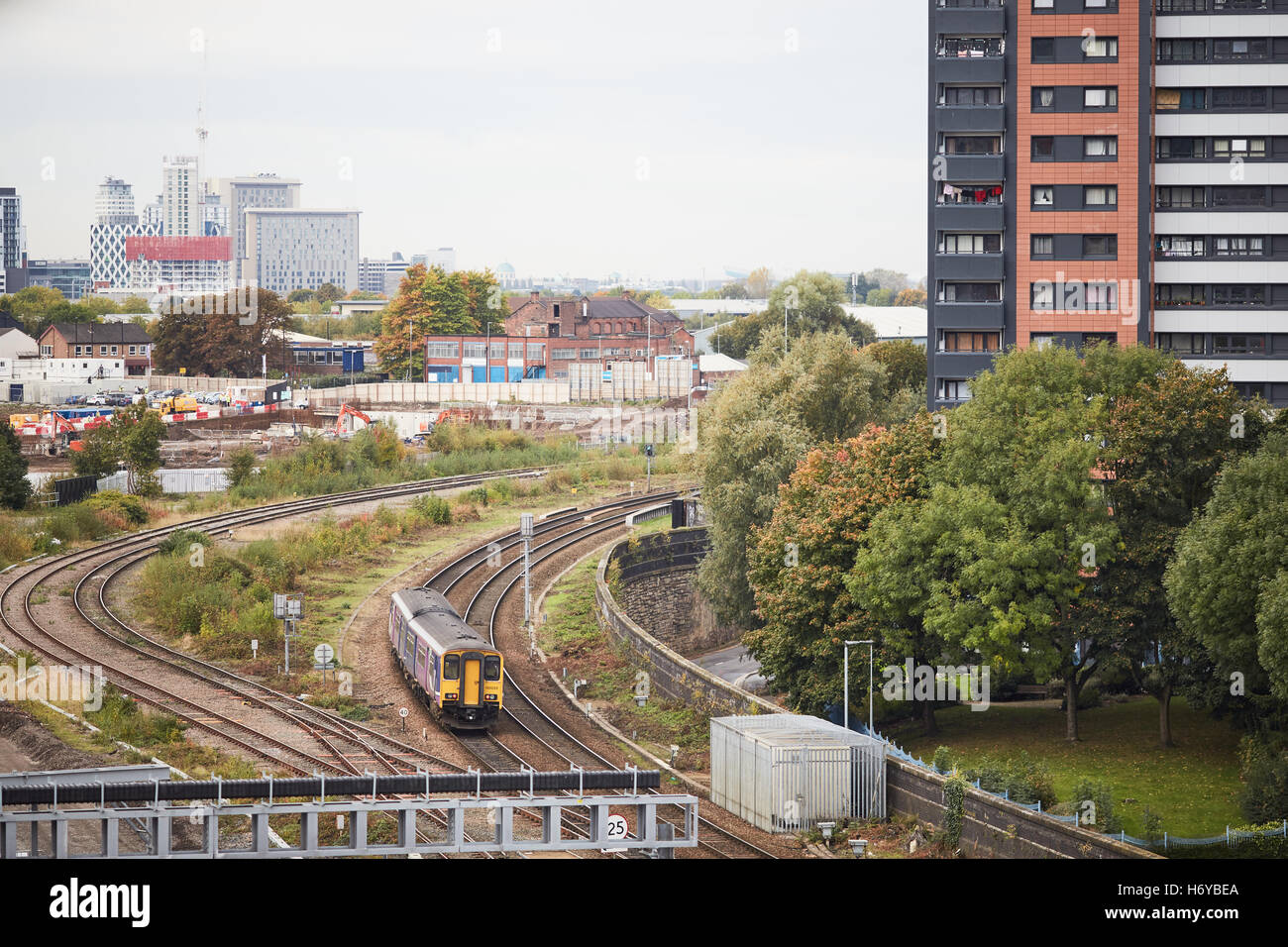 Manchester-Zug fährt Salford Salford Eisenbahn Linien Medienstadt hinter Richtung Lancashire Wohnungen Stockfoto