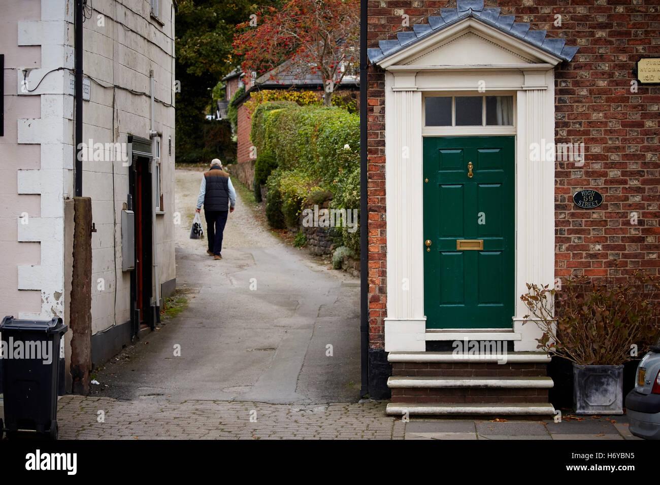 Bild einer Tür und Weg in Tarporley Dorf, Herzstück der Cheshire Stockfoto