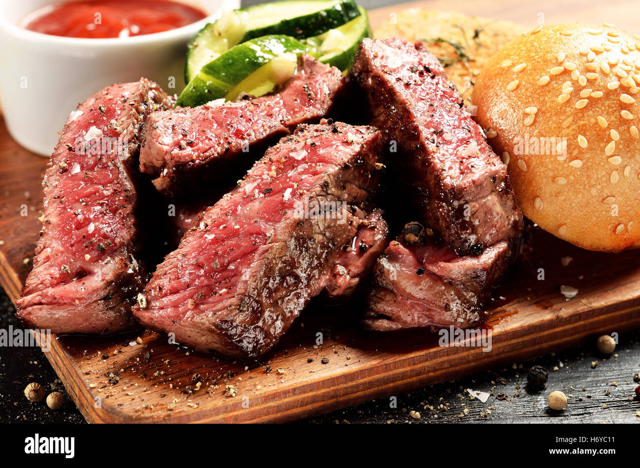 Prime Black Angus Steak Burger. Medium Rare Grad Steak Garstufe. Stockfoto