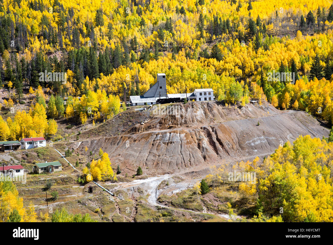 Leadville, Colorado - die verlassenen Bergbau Stadt Gilman auf Schlacht am Berg. Stockfoto