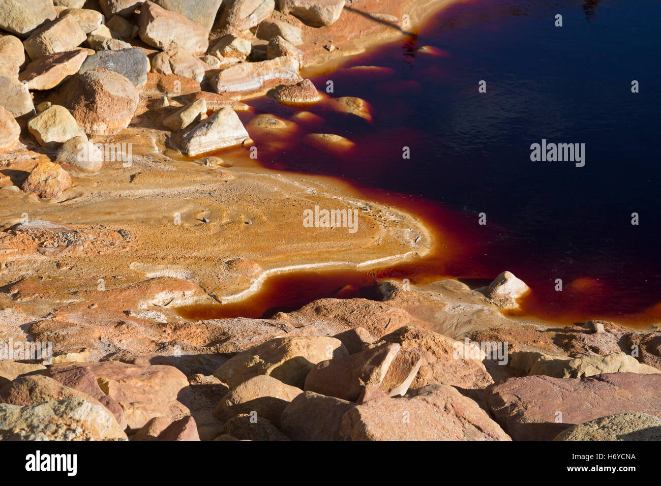 Leadville, Colorado - Drainage aus alten Minen in der Altstadt Leadville Bergbau. Stockfoto