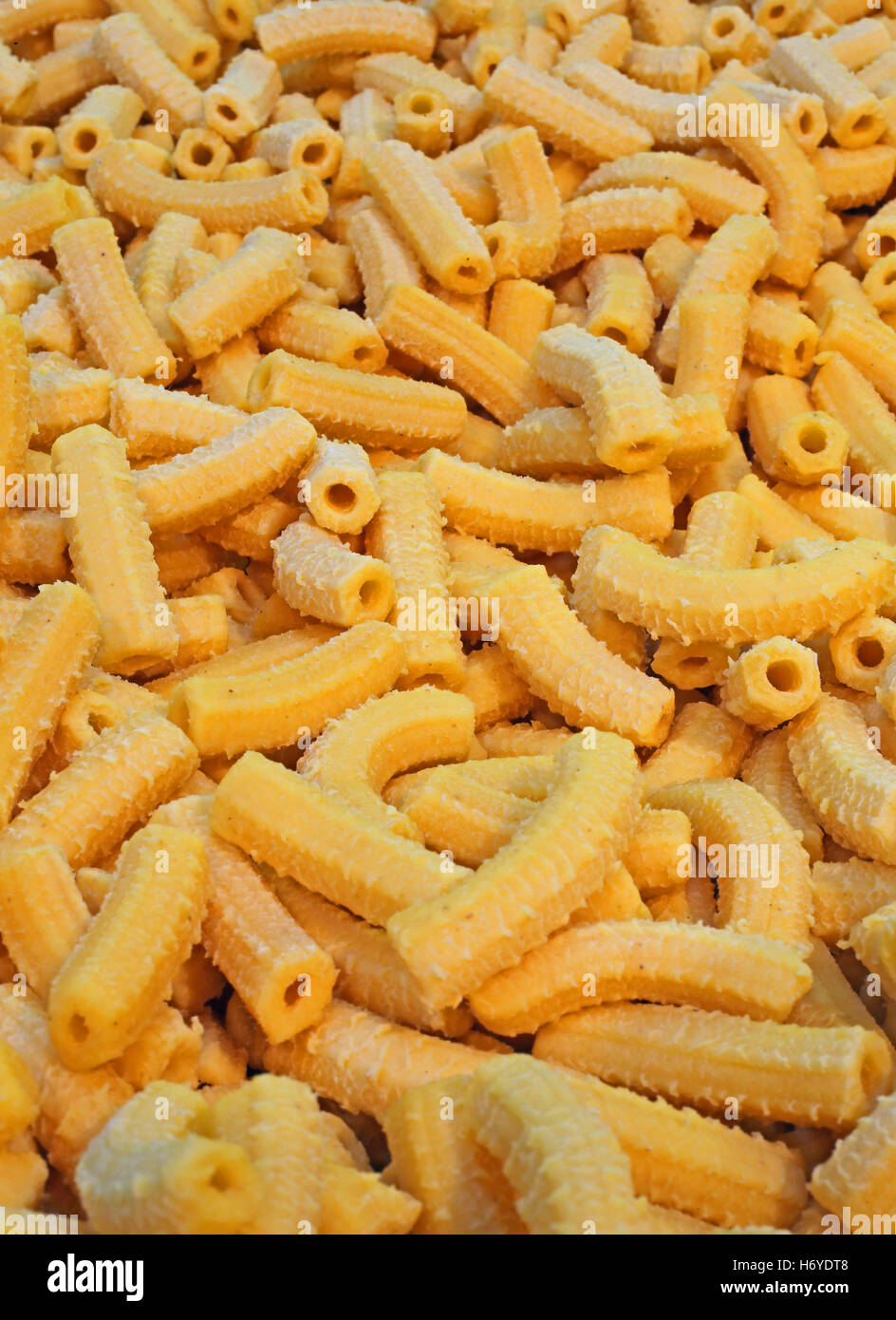 Hintergrund der gelben hausgemachte Makkaroni frische Pasta mit Eiern hergestellt in Italien Stockfoto