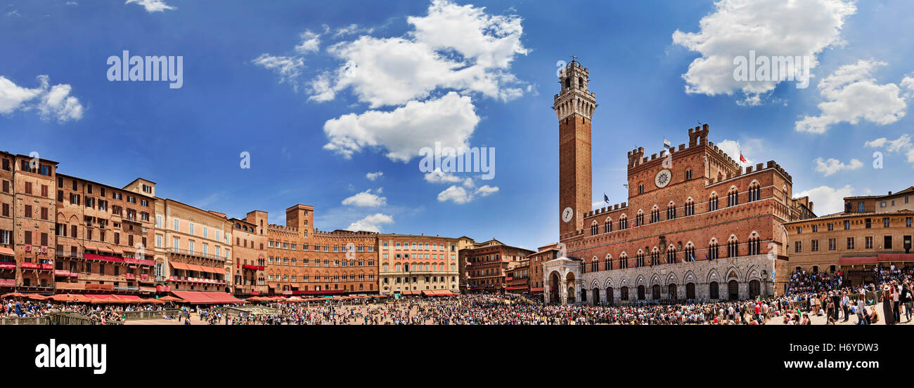 Breites Panorama des Platzes Del Campo in Siena Innenstadt in Italien am Pferd Contrada Renntag. Masse der Touristen beobachten historische Stockfoto