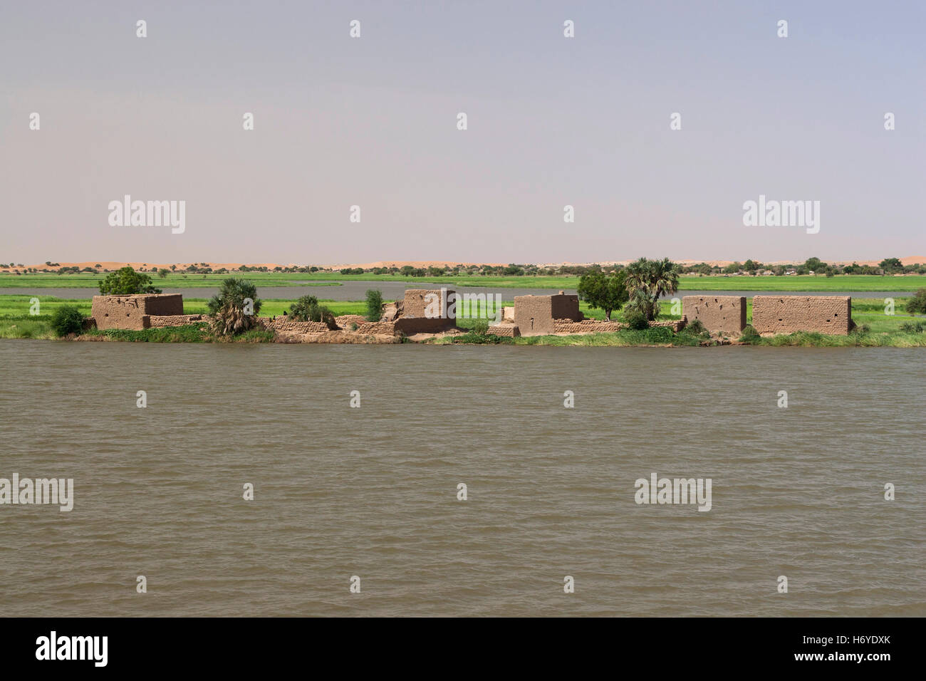 Häuser am Ufer des Flusses Niger in Mali, Afrika Stockfoto