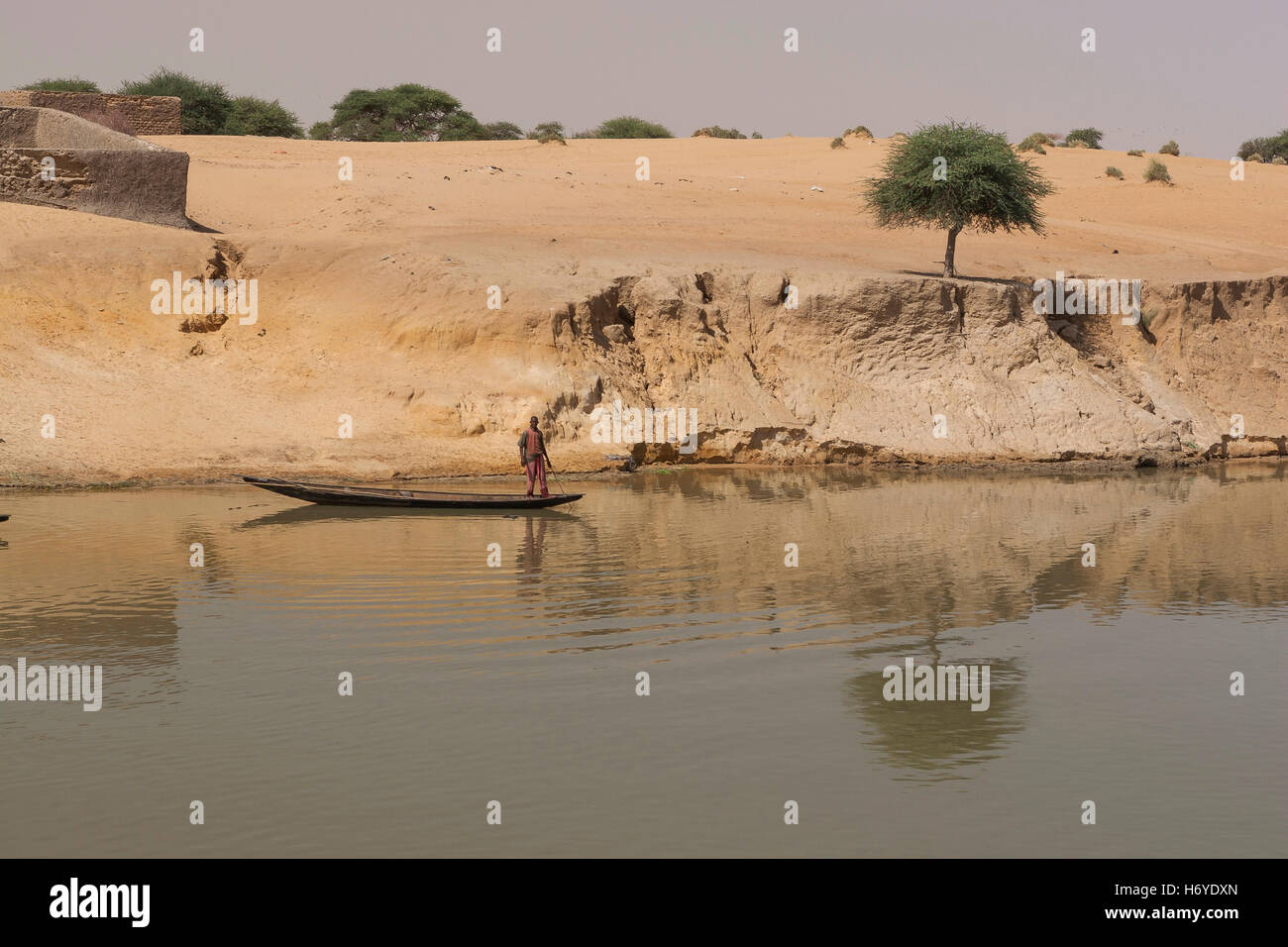 Afrikanischer Mann auf einer Piroge in einem Landschaft an den Ufern des Flusses Niger in Mali, Afrika Stockfoto