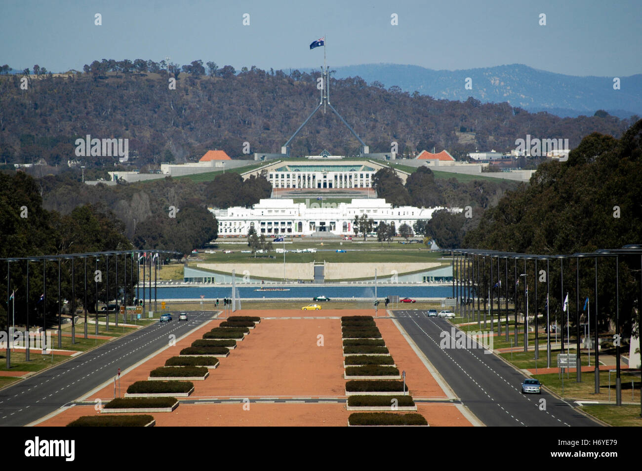 Blick vom australischen Kriegerdenkmal blickte der Anzac Parade zum neuen und alten Parlamentsgebäude. Canberra. handeln Stockfoto