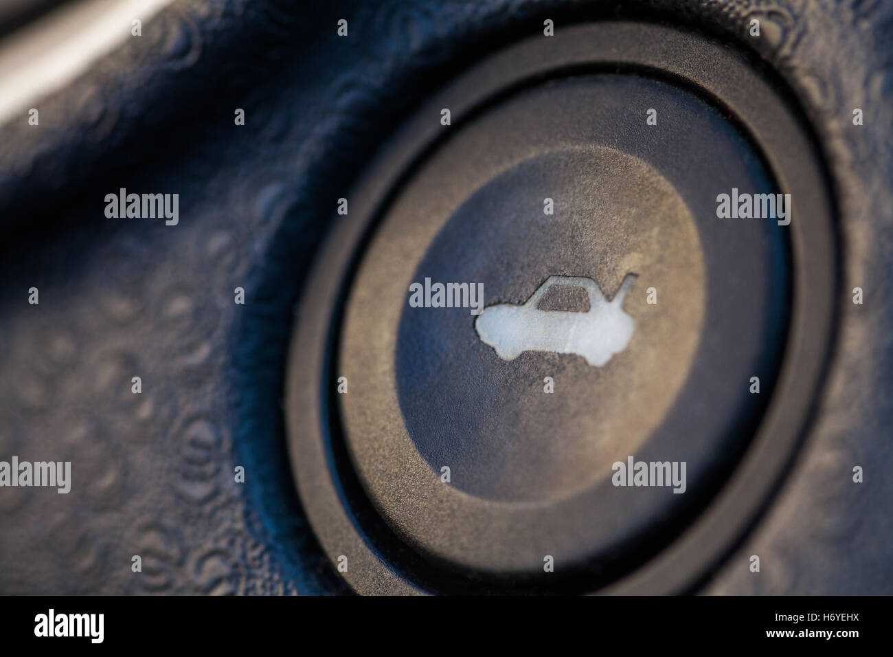 Bild von den entfernten Stamm Auslöseknopf am Lenkrad eines Autos. Stockfoto