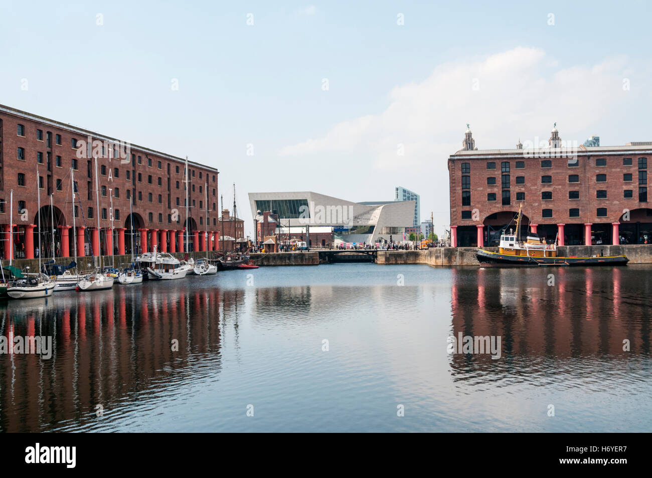 Albert Dock mit Liverpool Pier Head und Museum of Liverpool im Hintergrund. Stockfoto