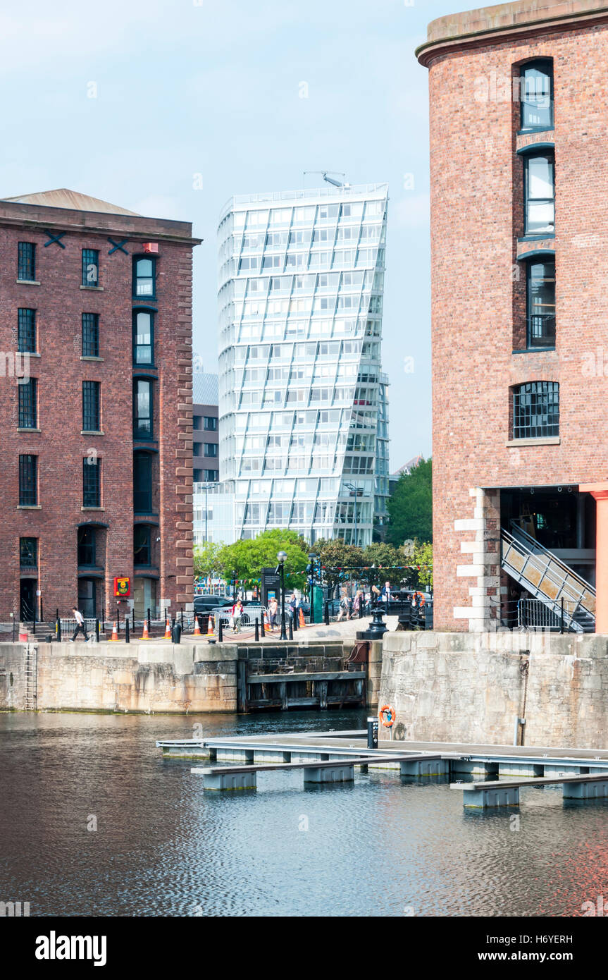 Ein Park West, Bestandteil der Liverpool One Entwicklung, über das Albert Dock gesehen. Stockfoto