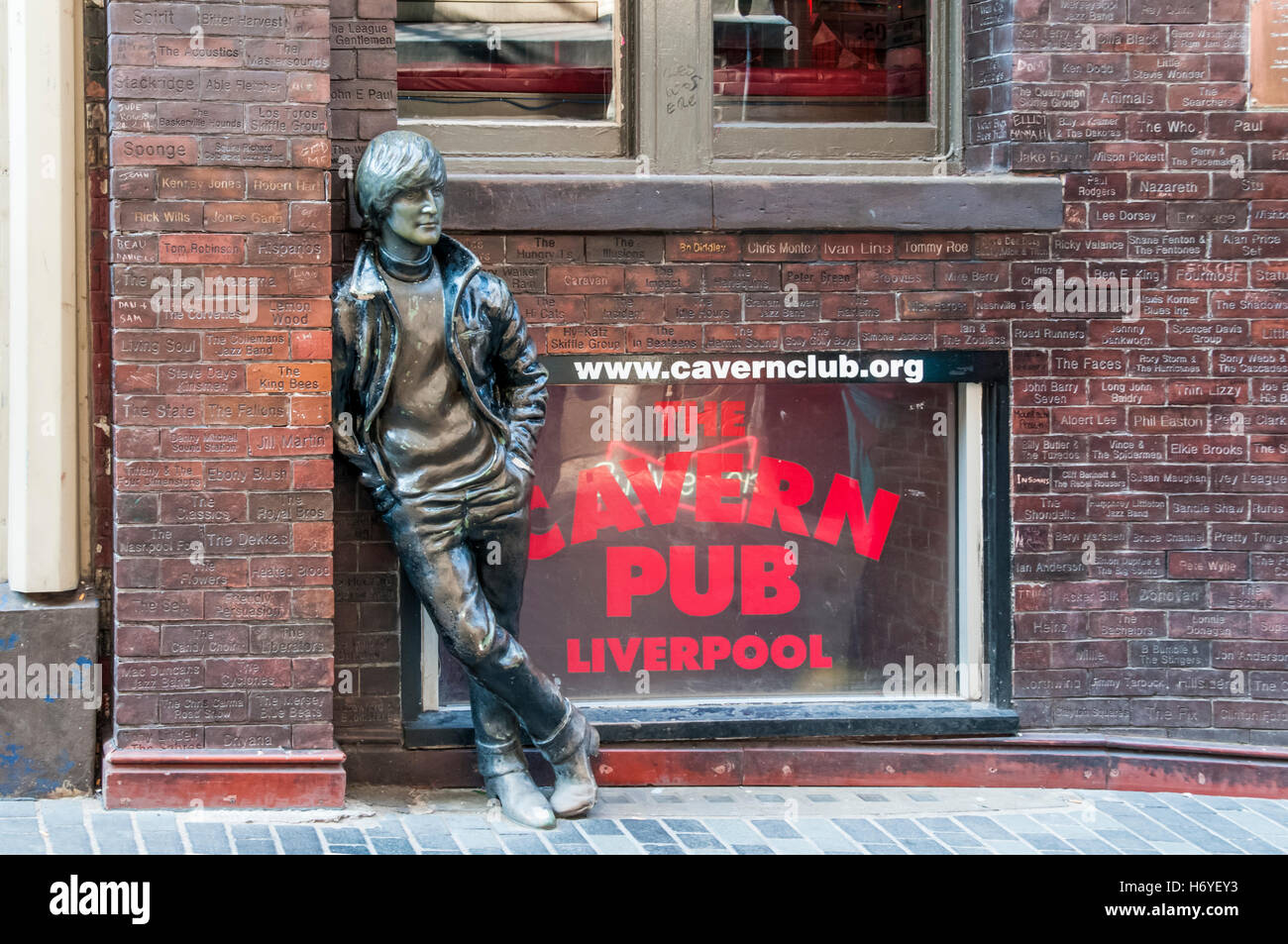 Statue von John Lennon gegenüber der Cavern Club in der Mathew Street, Liverpool. Stockfoto