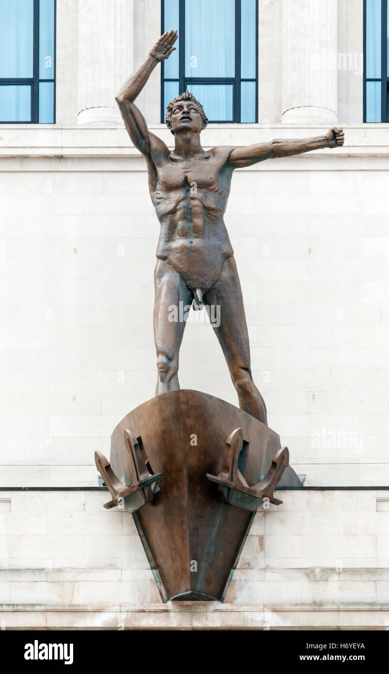 Die Statue auf Lewis Kaufhaus von Jacob Epstein ist offiziell