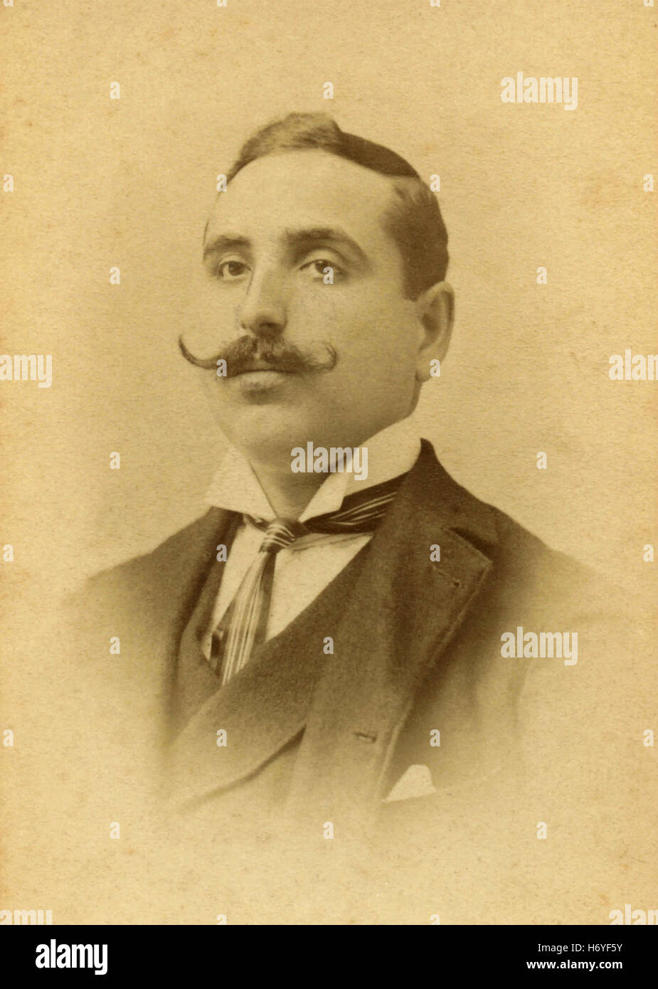 Porträt des Mannes mit gekräuselten Schnurrbart, Italien Stockfoto