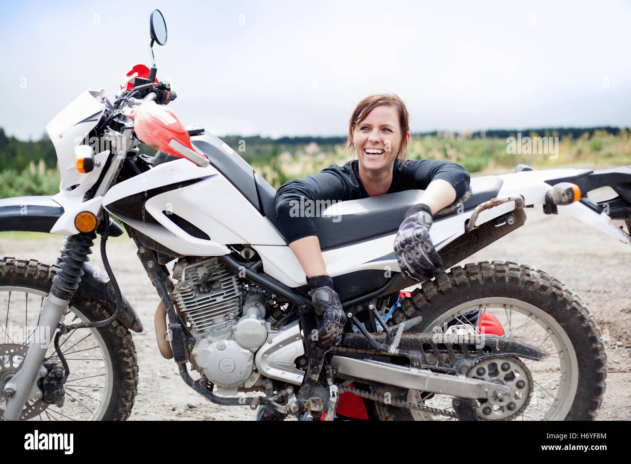 Porträt von lächelnden jungen Erwachsenen weiblichen Motorradfahrer mit Motorrad heruntergeladene Bild von um 09:54 auf der 14.06.15 Stockfoto