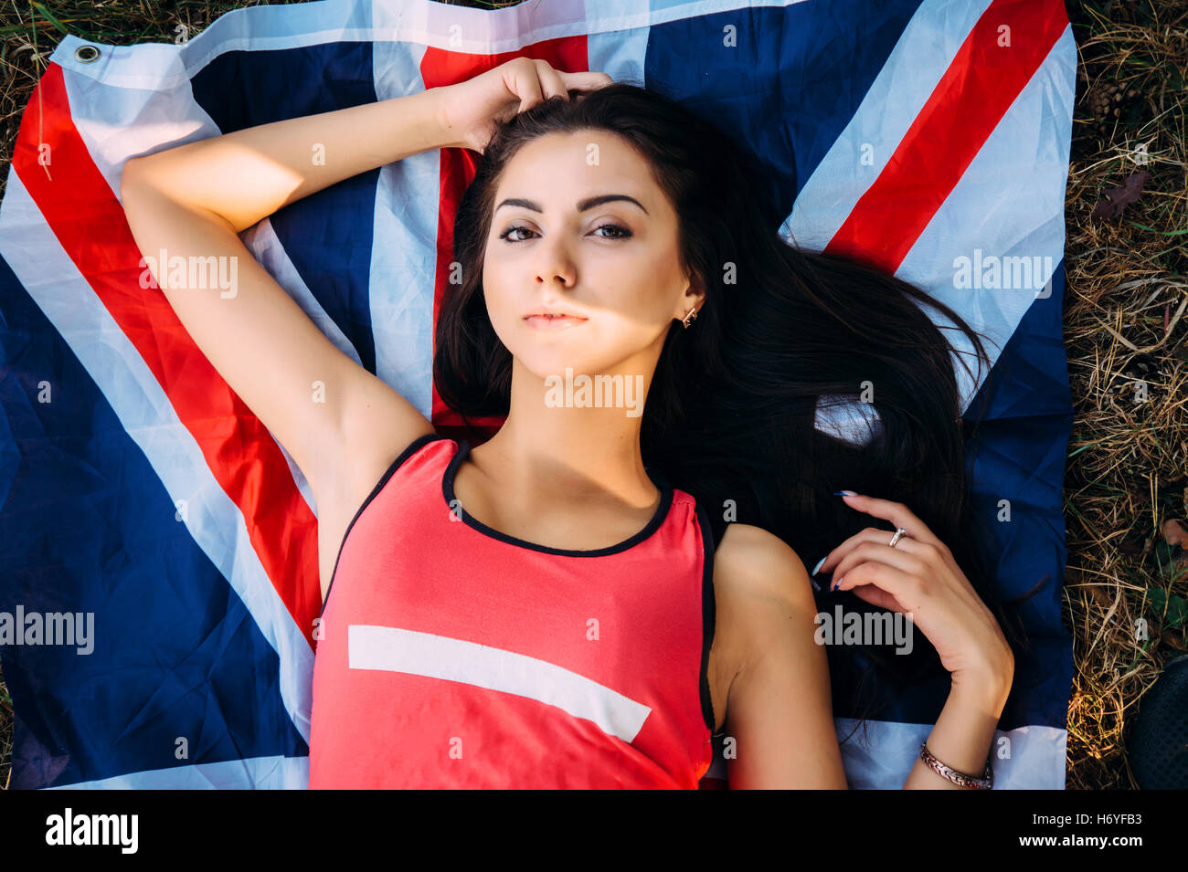 Junge schöne Brünette Mädchen posiert mit britischer Flagge im Herbst park Stockfoto