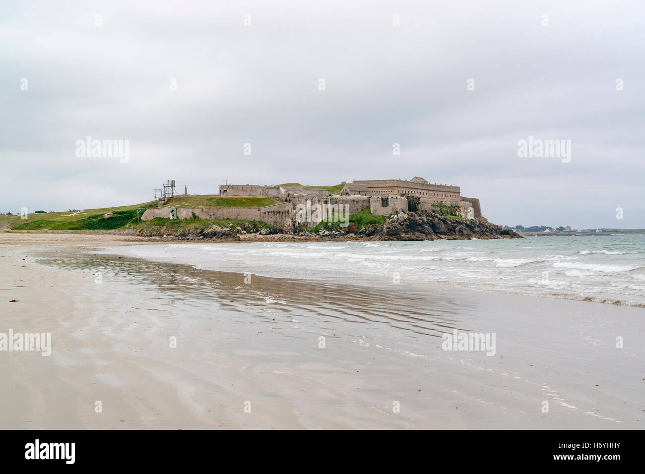 Küstenlandschaft, einschließlich eine Festung in der Nähe einer Gemeinde namens Quiberon im Département Morbihan in der Bretagne, Frankreich Stockfoto