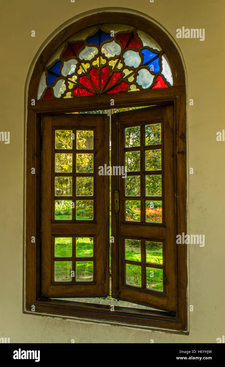 bunte Fenster zum Garten Stockfoto