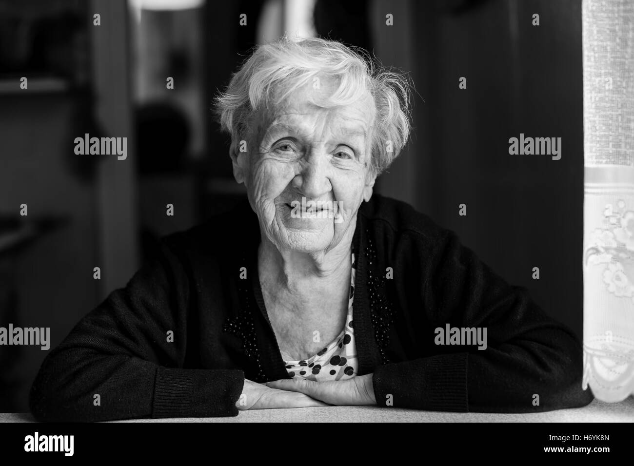 Ältere Frau Porträt. Schwarz-weiß-Foto mit hohem Kontrast. Stockfoto