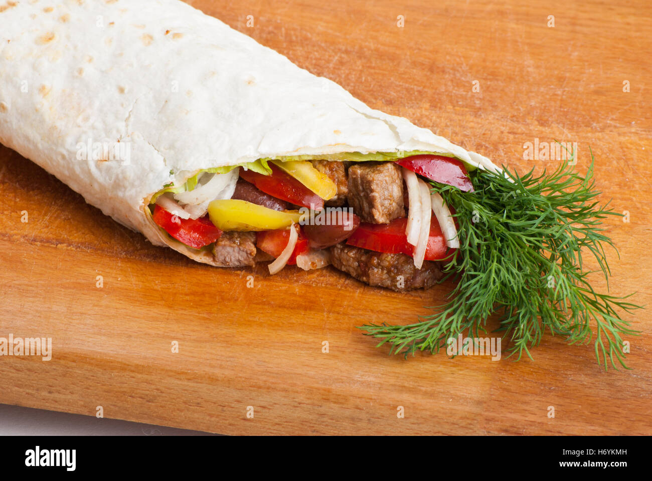 Rindfleisch-Burrito mit Paprika, Zwiebeln und Tomaten Stockfoto
