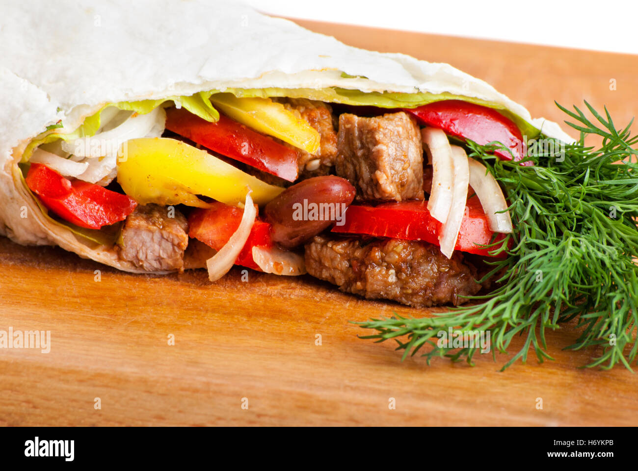 Rindfleisch-Burrito mit Paprika, Zwiebeln und Tomaten Stockfoto