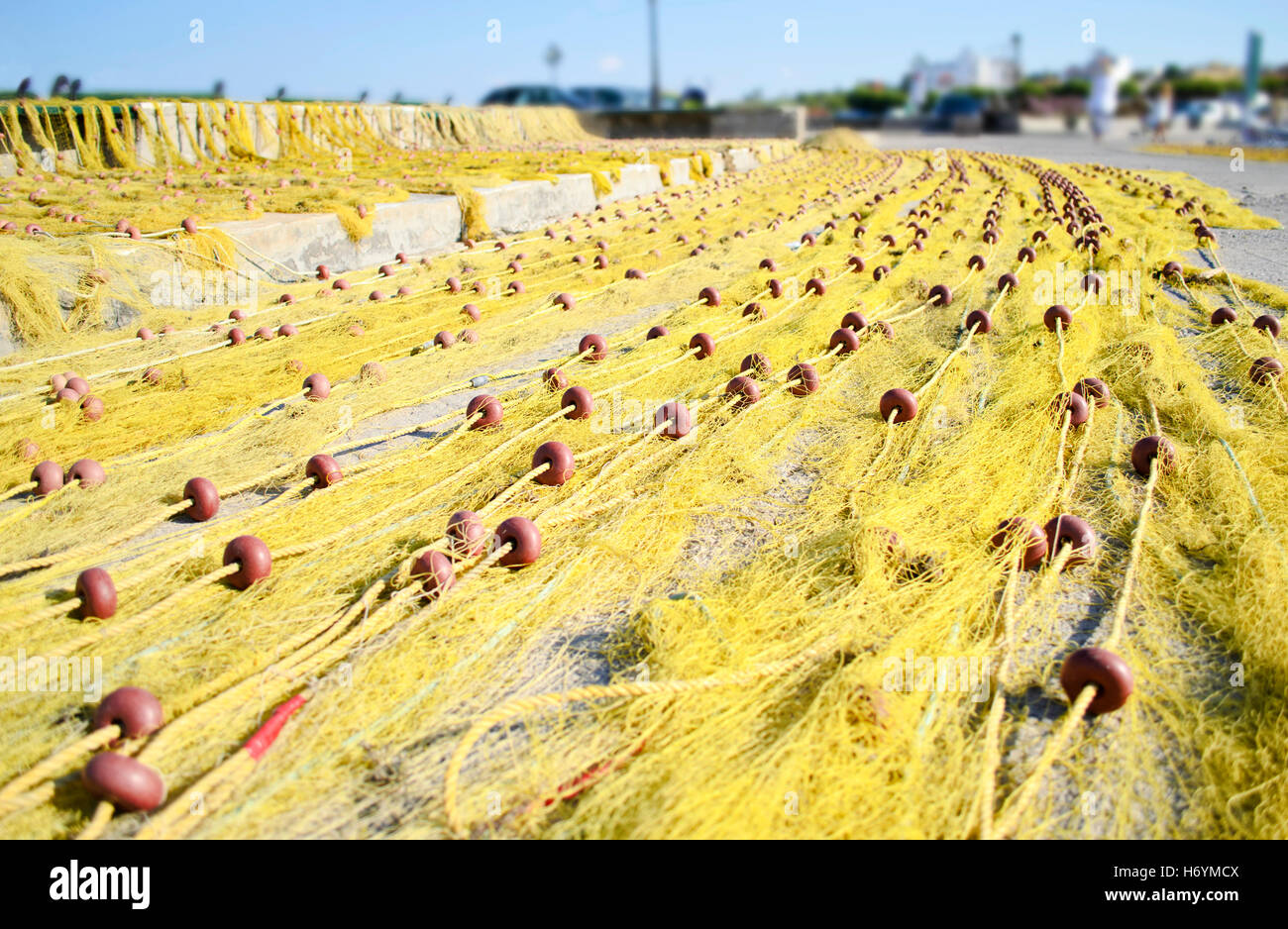 gelbe Fischernetze auf der Straße auf einer griechischen Insel Stockfoto