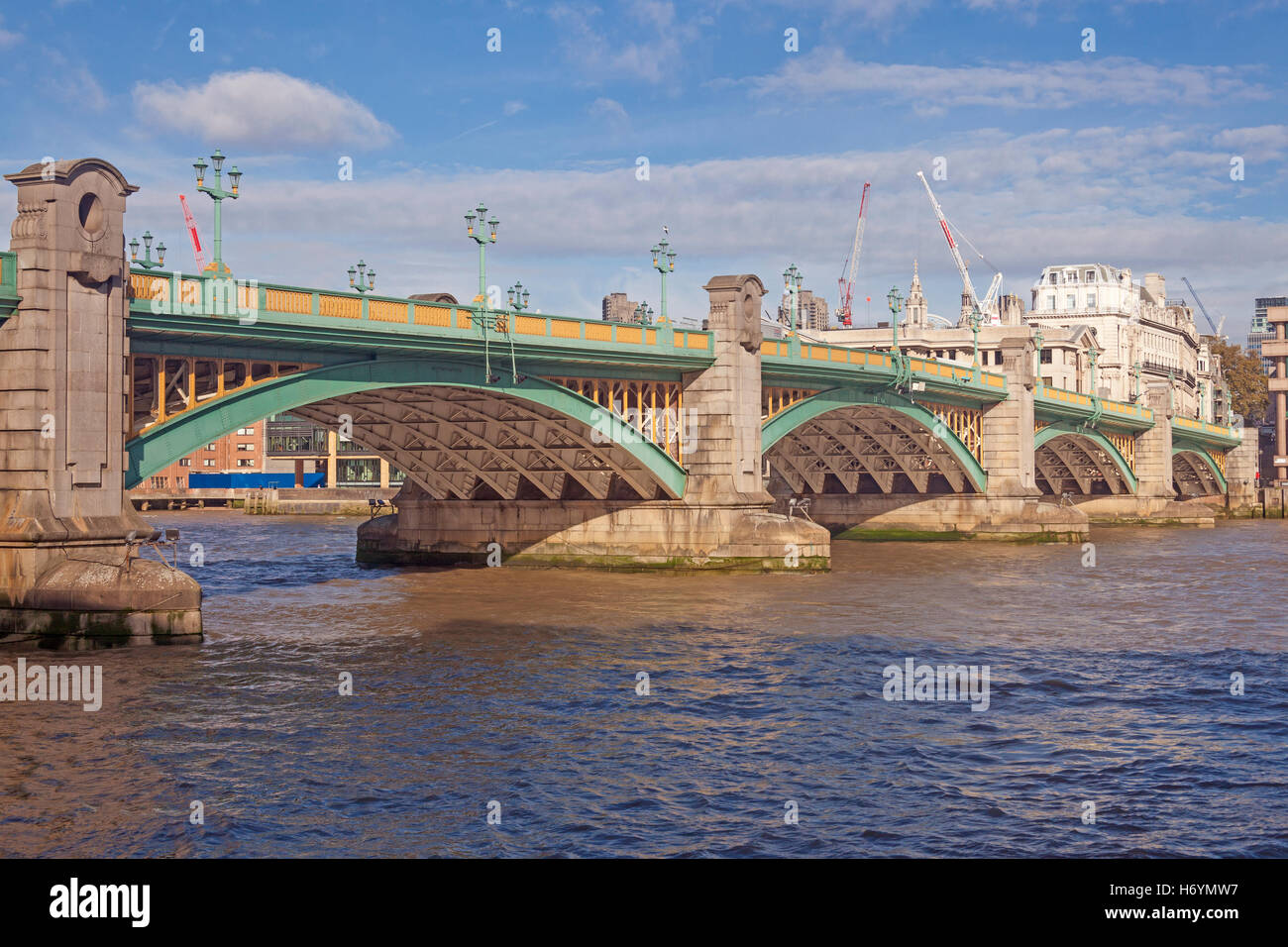 London, Southwark Southwark Bridge von Bankside am Südufer der Themse aus gesehen Stockfoto