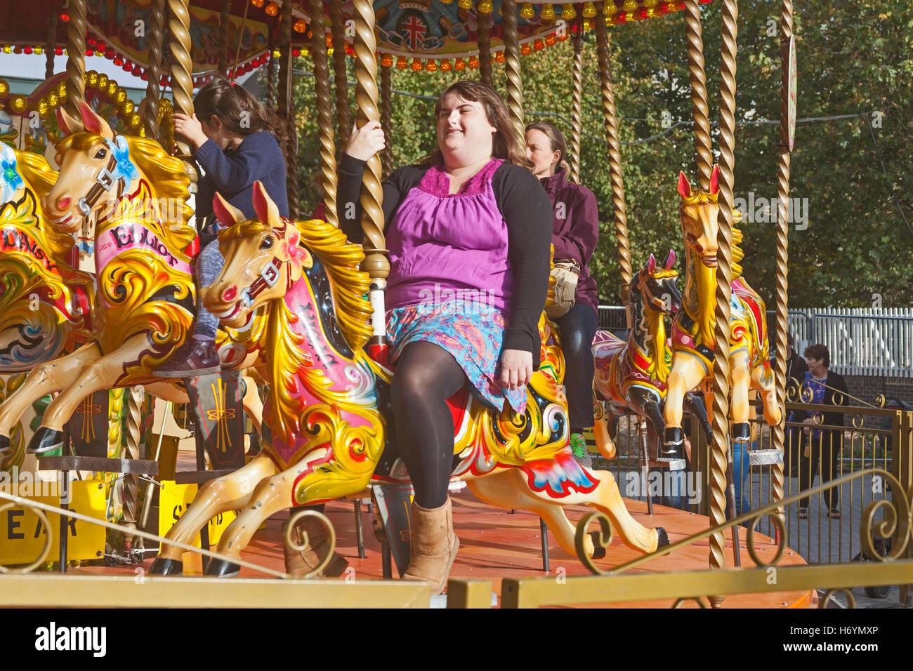 London, South Bank ein traditionelles Karussell in Aktion auf der Jubiläums-Garten Stockfoto