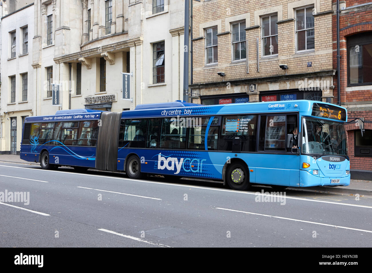 Bus Bucht Auto öffentliche Verkehrsmittel Cardiff Stadtzentrum von Cardiff Wales Großbritannien Stockfoto