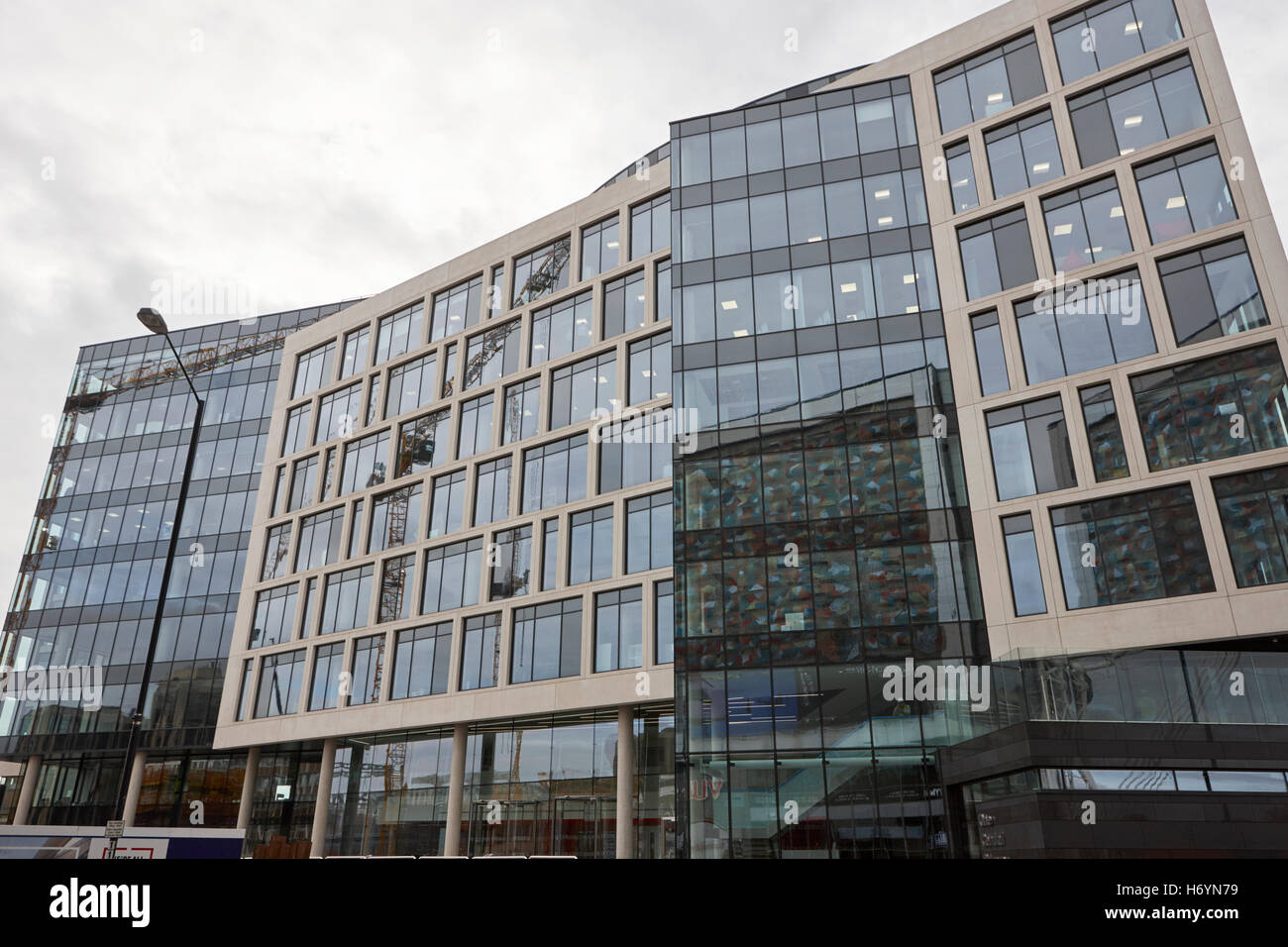 eine zentrale quadratische Bürogebäude in sanierten Cardiff Wales Vereinigtes Königreich Stockfoto