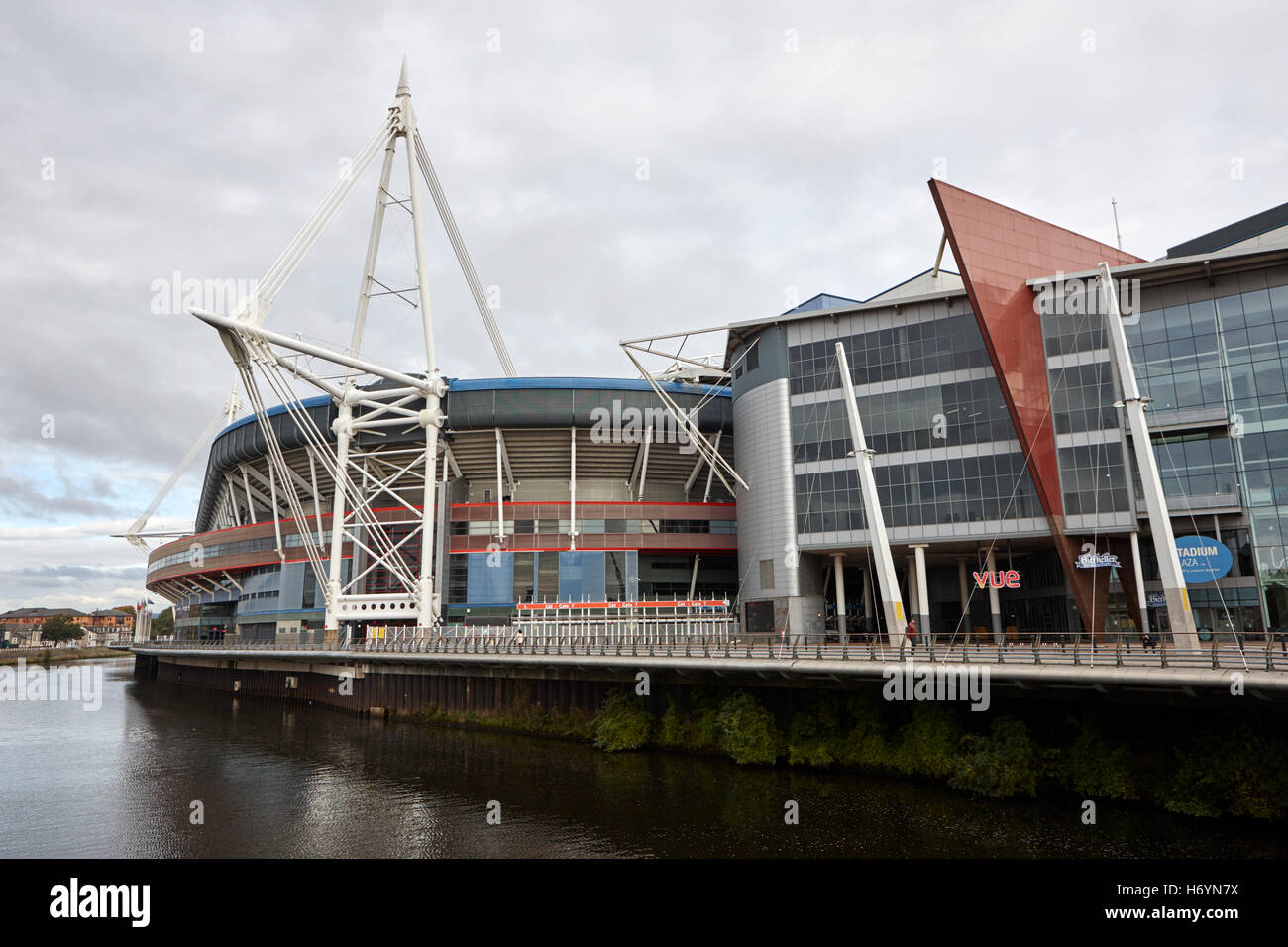 Fürstentum Stadion ehemals Millennium Stadion und Fluss Taff Cardiff Wales Großbritannien Stockfoto