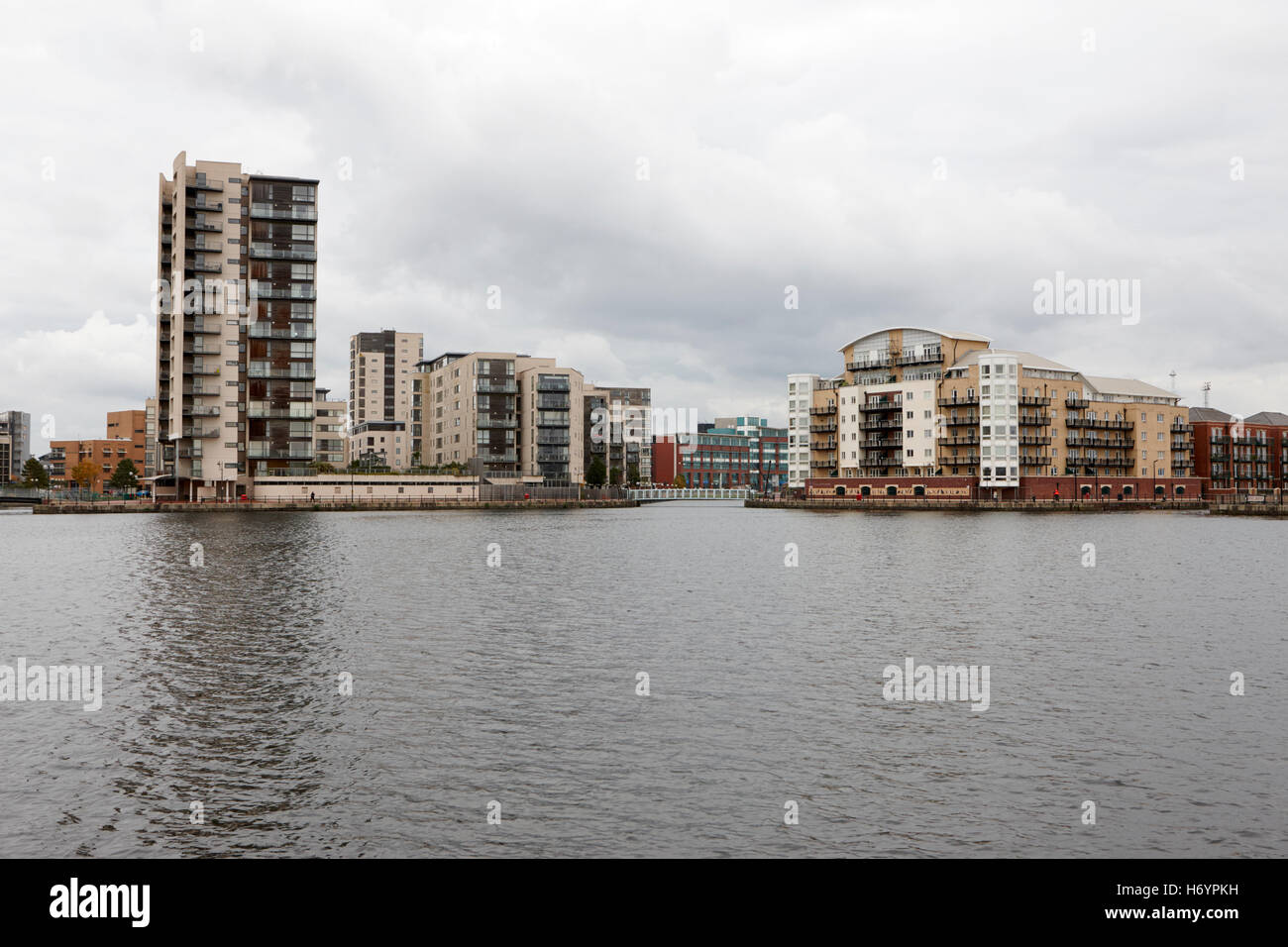 Celestia und Abenteurer Kai Luxus Apartment Gebäude auf Roath Bassin an bewölkten Tag Bucht Cardiff Wales Großbritannien Stockfoto