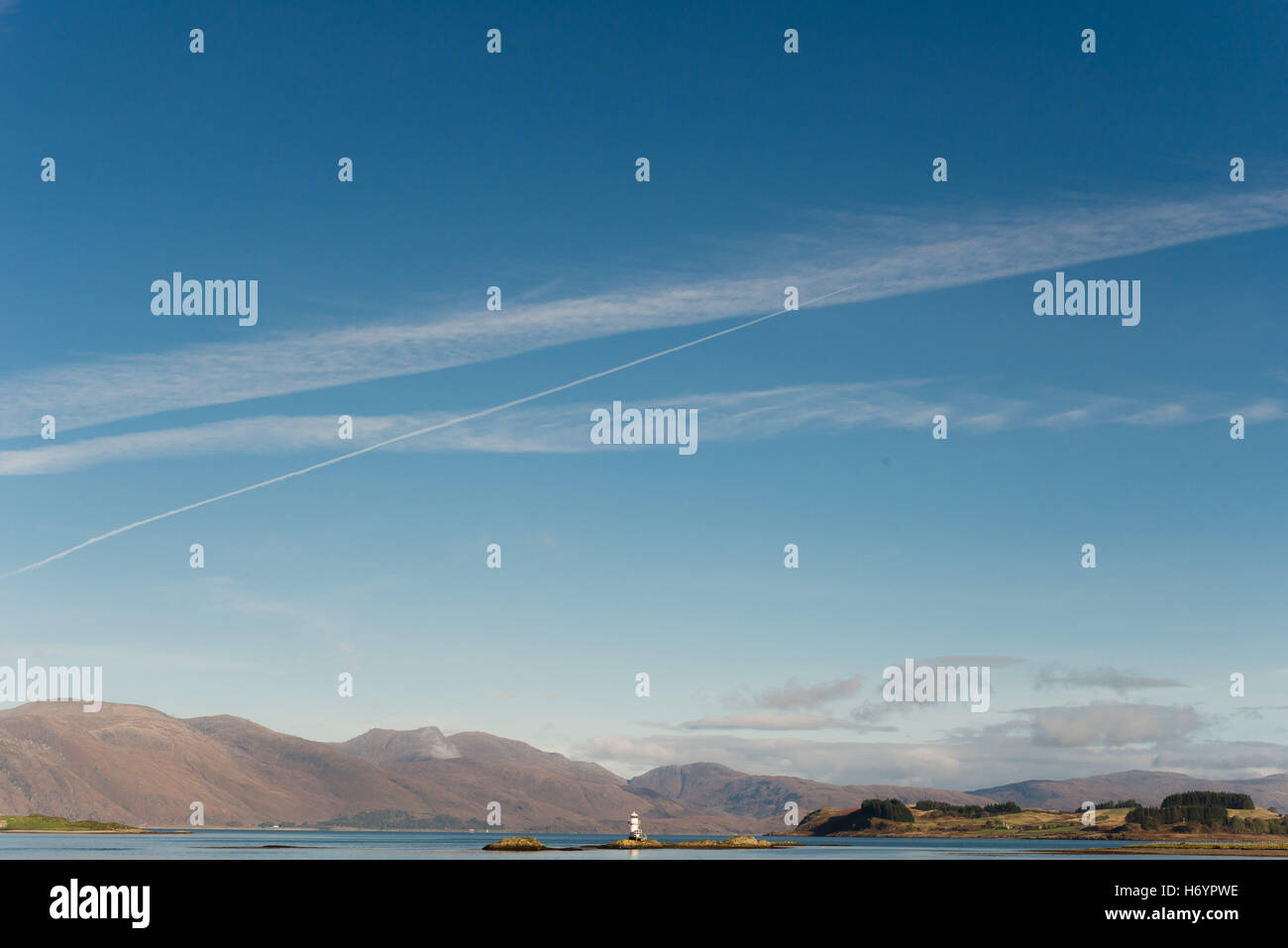 Blick vom Port Appin über zu Creach Bheinn mit blauen Himmel und Wolken Wanderwege Stockfoto