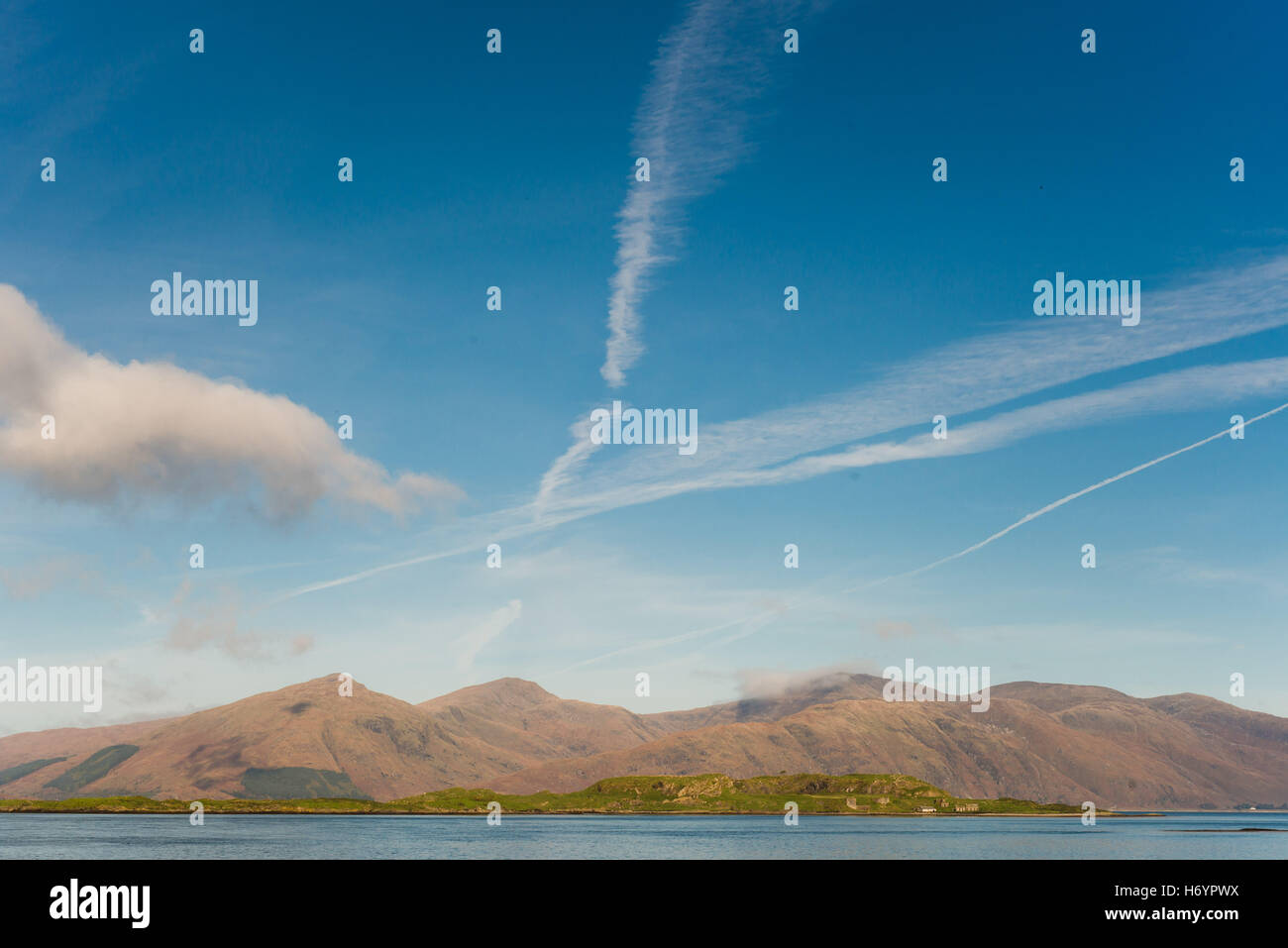 Blick vom Port Appin über zu Creach Bheinn mit blauen Himmel und Wolken Wanderwege Stockfoto