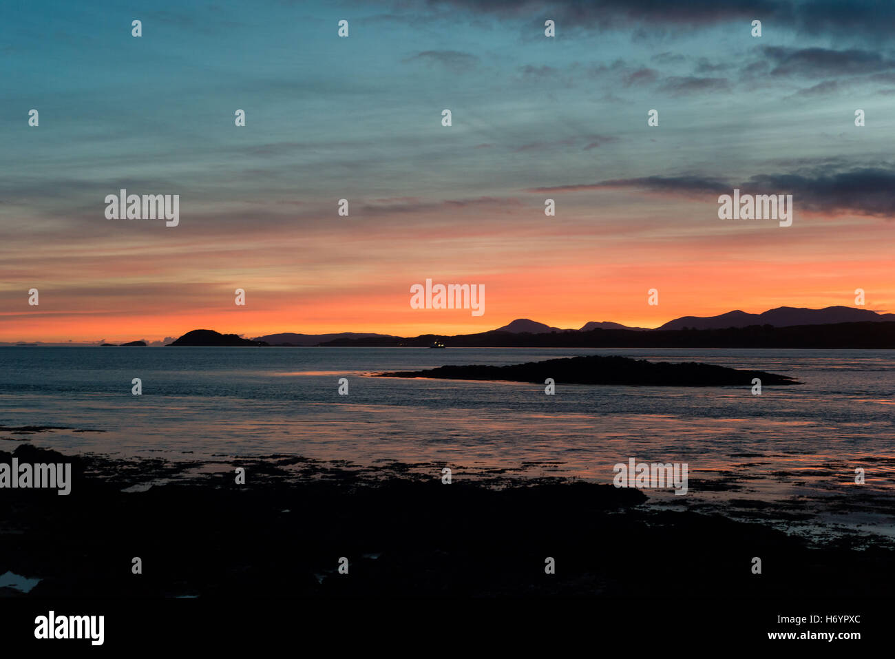 Sonnenuntergang von Port Appin in Richtung Lismore in West-Schottland Stockfoto