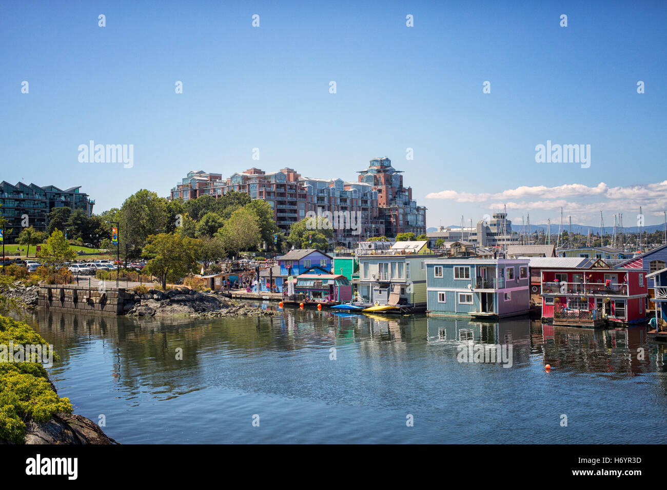 Schwimmende Heimatdorf mit bunten Hausboote im Innenhafen, Victoria Stockfoto