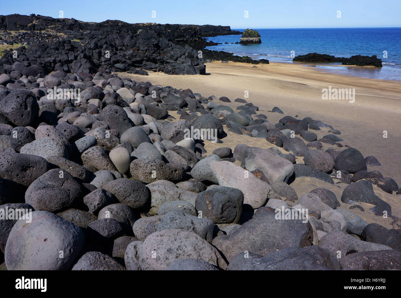 Vulkanische Felsen und Sandstrand am Djupalonssandur, Snaefells Halbinsel, Island Stockfoto