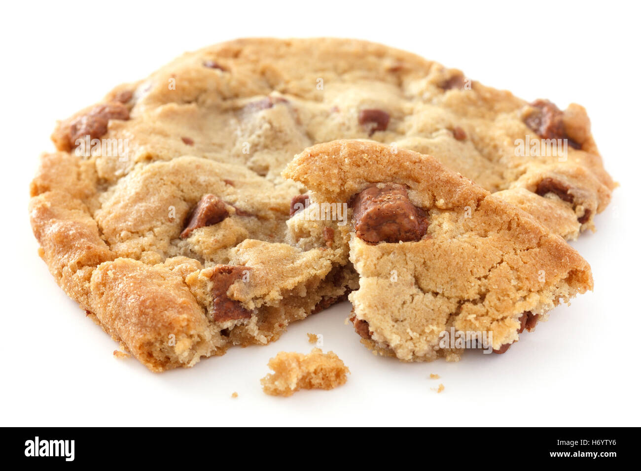 Große helle Schokolade chip Cookie Brocken auf einer weißen Fläche Stockfoto