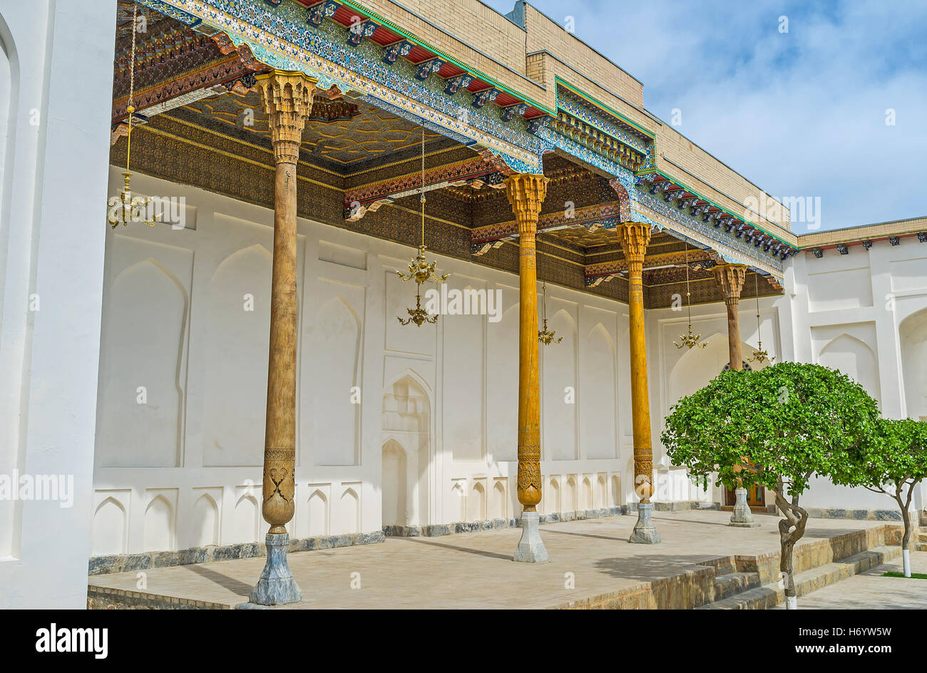 Die Wand des Scheich Nakshband Mausoleum mit geschnitzten Mihrab - Nische, der die Richtung nach Mekka angibt Stockfoto