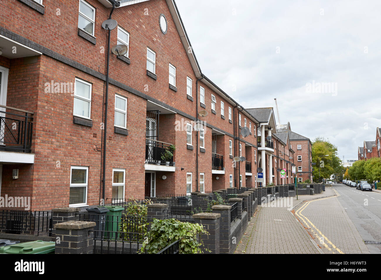 Stadthäuser und Wohnungen im Schoner Weg saniert Bereich von Cardiff Wales Großbritannien Stockfoto