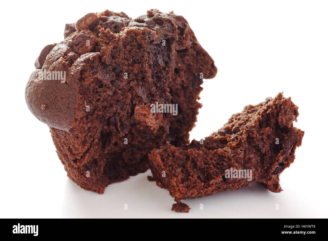 Chocolate Chip Muffin auf weißem Hintergrund Stockfoto